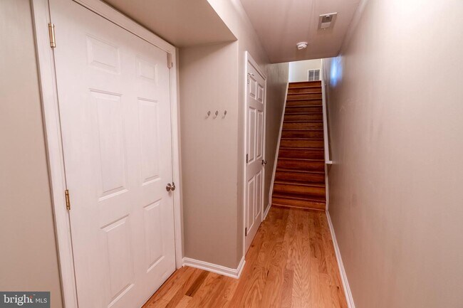 Building Photo - 530 Canton Ct