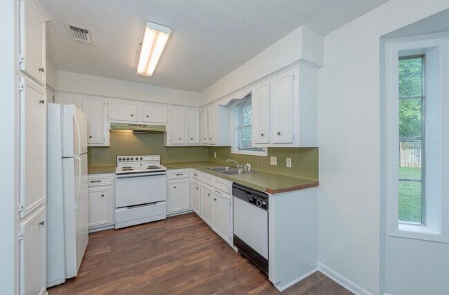 Building Photo - 1415 Holik Dr