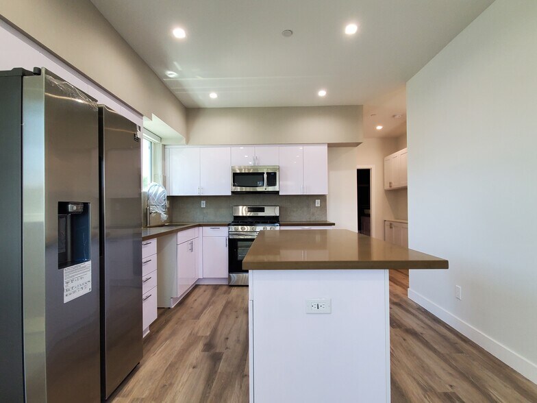 Building Photo - 2337 S Crenshaw Blvd