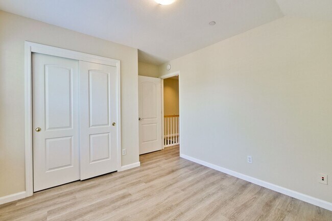 Building Photo - Awesome Home Located in a Quiet Tree Line Neighborhood