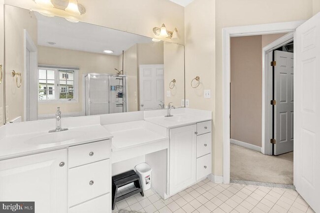 Building Photo - 6430 Bellevue Pl