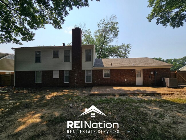 Building Photo - Grand 5BR/3BA East Memphis Estate | 2,603 Sq Ft, Hardwood Floors, Fireplace & Large Yard