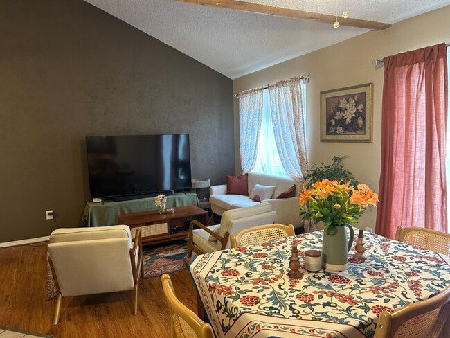Building Photo - Charming 2 bedroom with 1 car garage