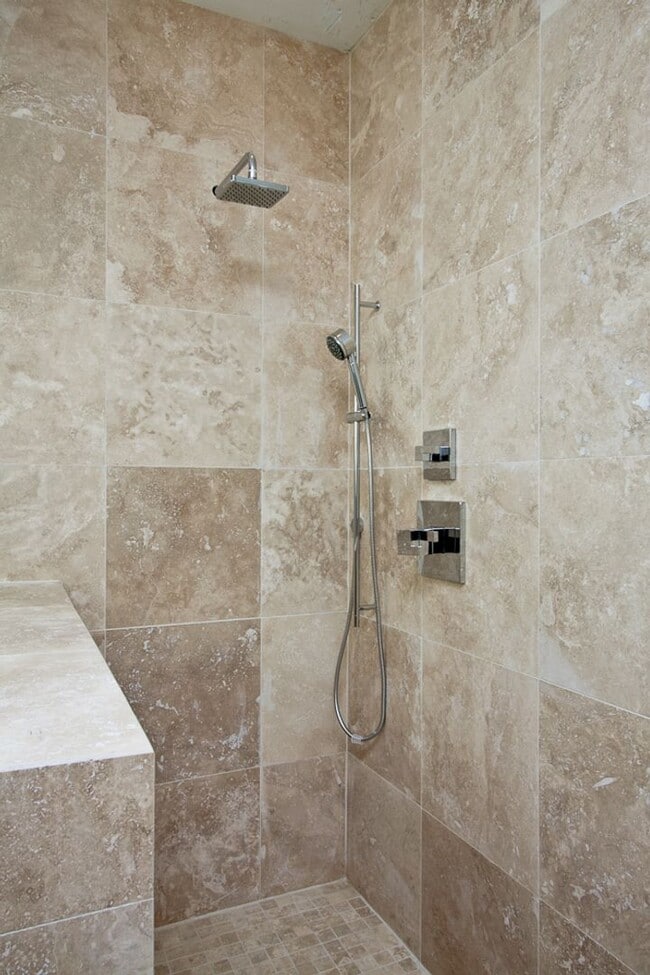 Building Photo - Queen Village Townhome