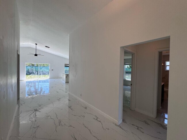 Building Photo - 240 Malibu Cir