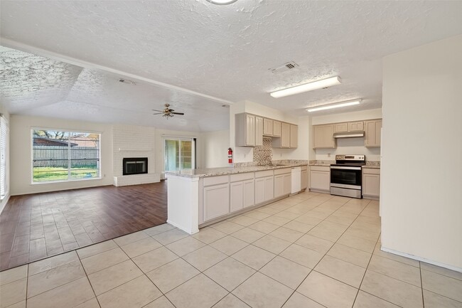 Building Photo - 15811 Pfeiffer Dr