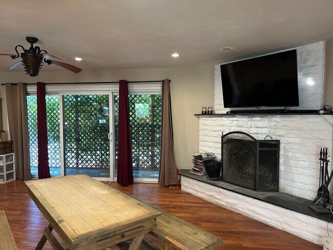 Building Photo - RURAL CHARM ON TOP OF THE HILLS IN VISTA