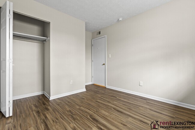 Building Photo - 3966 Northampton Dr