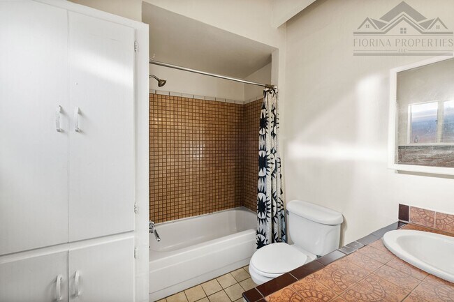 Building Photo - Rustic Santa Fe Charm on Kathryn Ave.