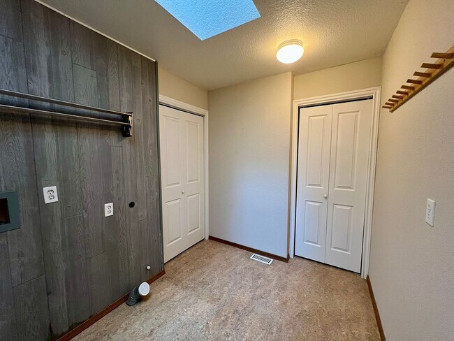 Building Photo - PENDING APPLICATION; Private 5 Acres