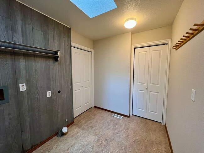 Building Photo - Private 5 Acres