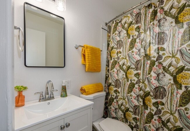 Building Photo - Mid-Century Modern - 2 Br/1 Ba - Large Dogs Welcome!