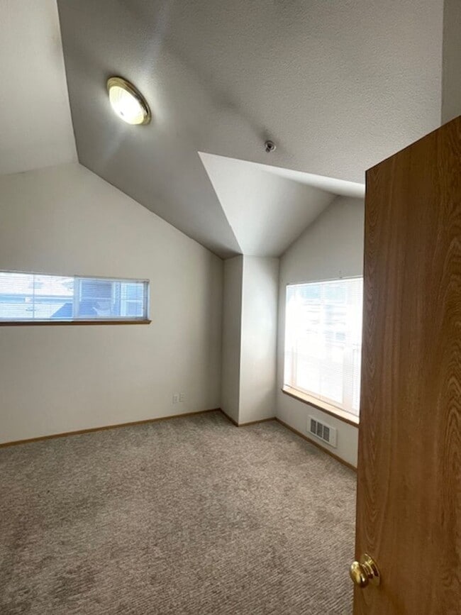 Building Photo - Charming and Spacious 3-Bedroom Townhome w...