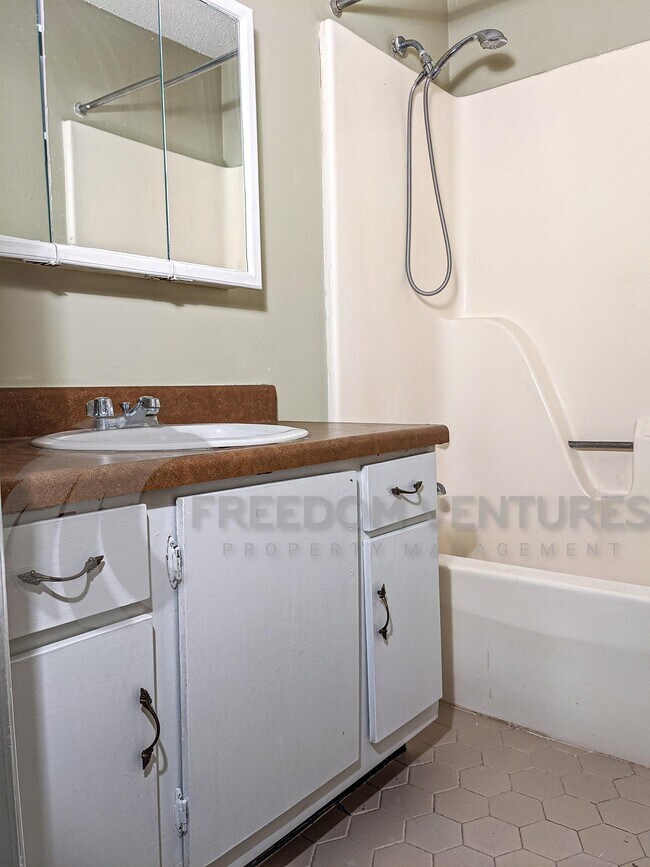 Building Photo - 2300 Grayson Valley Dr