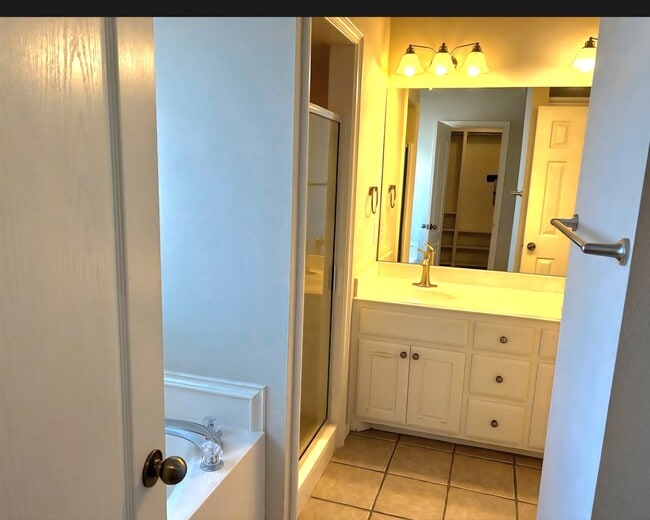 Building Photo - 9706 Vernon Ave