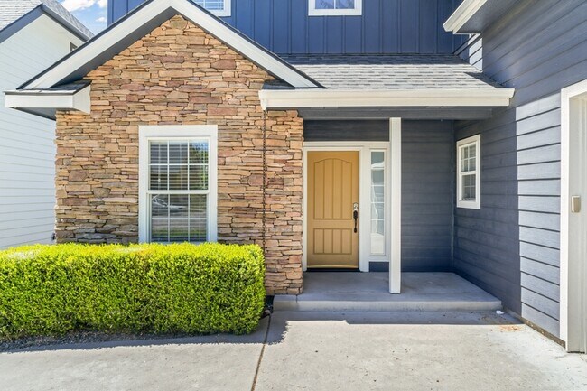 Building Photo - 552 E Whitney Ct
