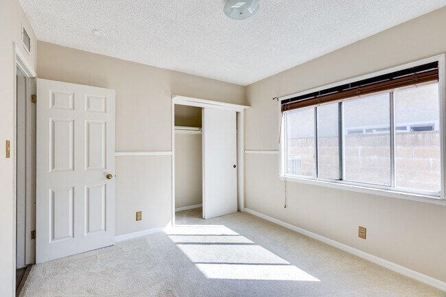 Building Photo - 3 BR 2 BA house Move in  ready