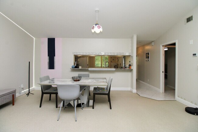 Building Photo - 5767 Deauville Cir