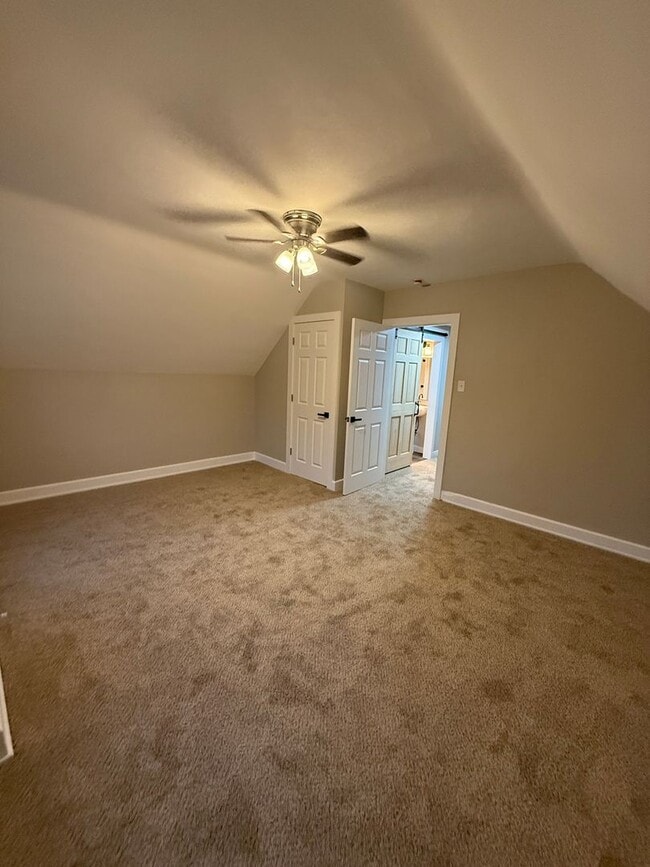 Building Photo - Welcome to this charming 3-bedroom, 2-bath...