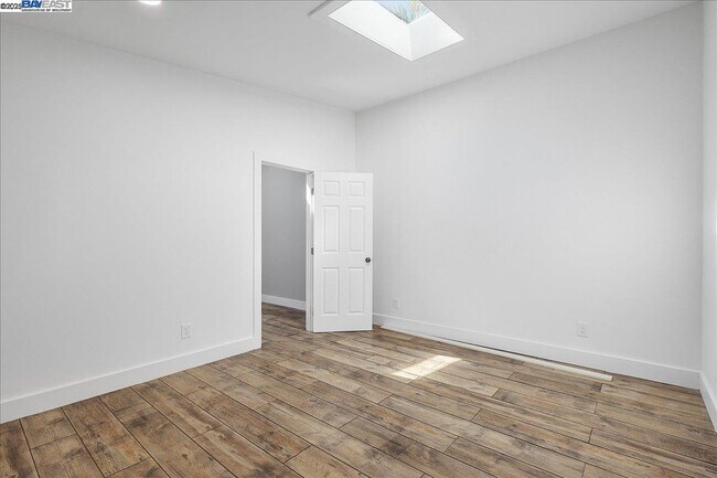 Building Photo - 2529 Noble Ave