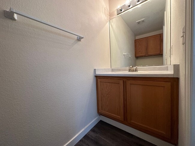 Building Photo - Updated 2 Bedroom w/ a Loft, 2 story
