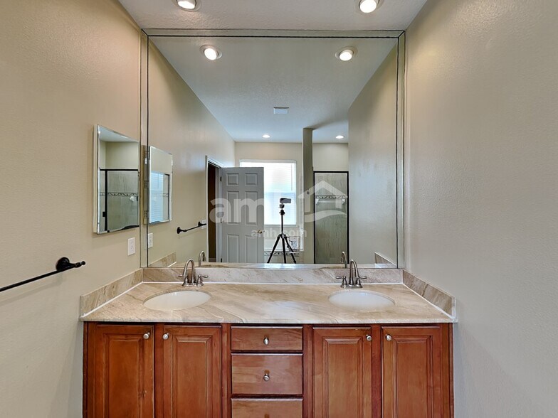 Building Photo - 1598 Song Sparrow Ct