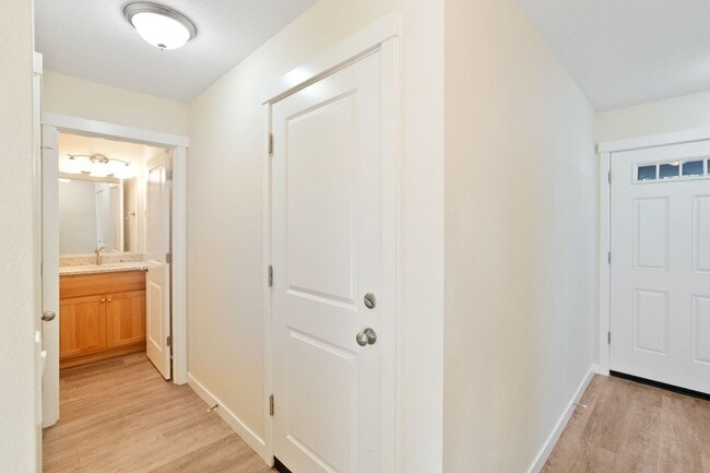 Building Photo - MOVE IN SPECIAL: HALF OFF FIRST MONTH'S RENT! 4 Bedroom 2.5 bath Duplex