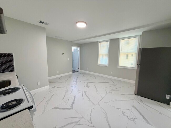 Building Photo - 341 Grosvenor Ave