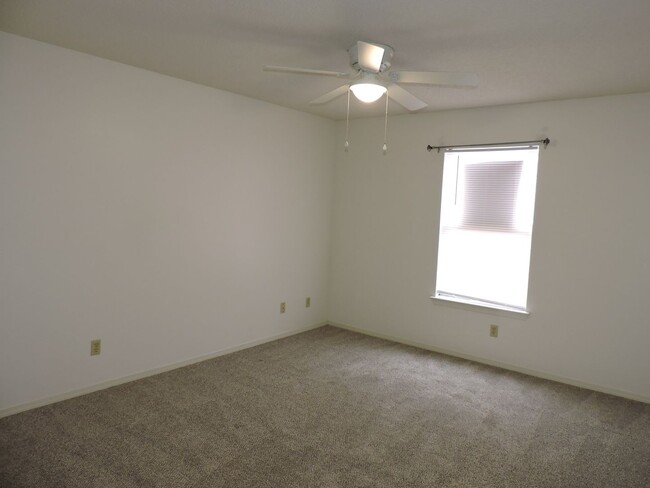 Building Photo - Convenient to schools, beaches, & shopping