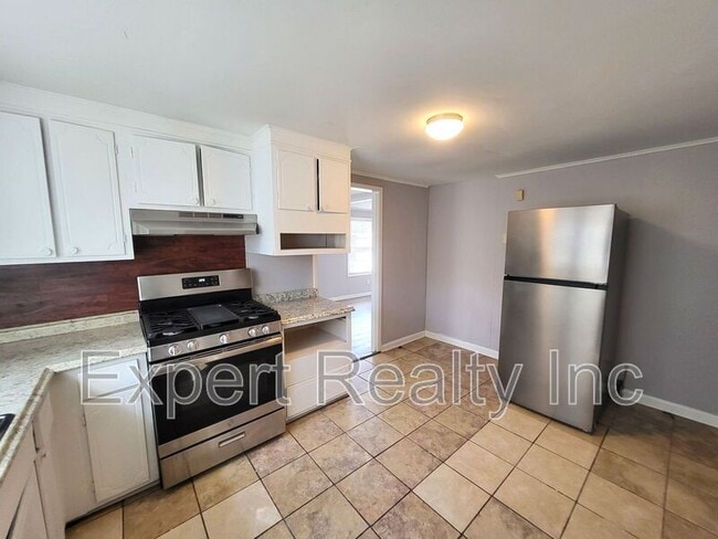 Building Photo - 203 Silver Leaf Dr