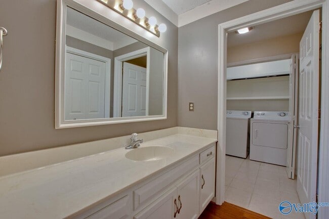 Building Photo - 3018 Live Oak Ln SW