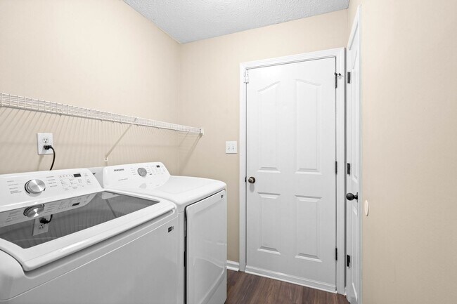 Building Photo - Pet Friendly Three Bedroom with Bonus!