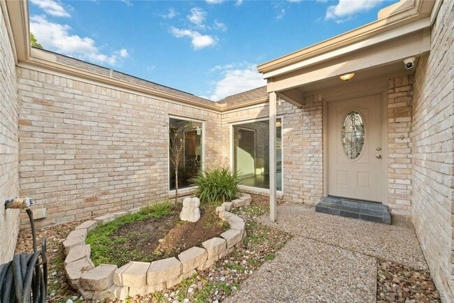 Building Photo - 7107 Plaza Del Sol Dr