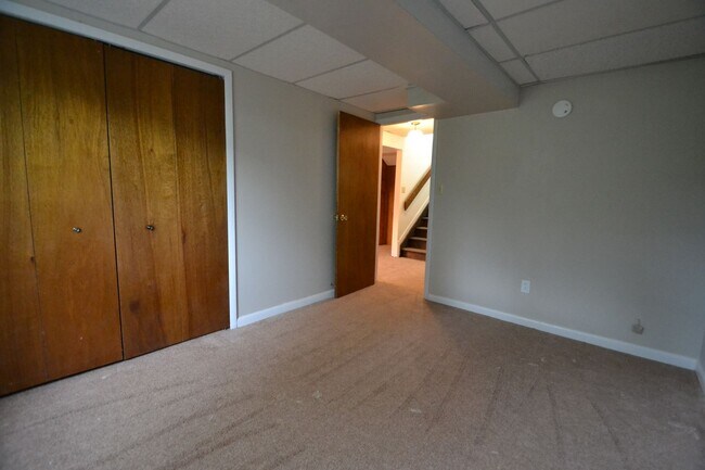 Building Photo - Westside 4 Bedroom with AC!