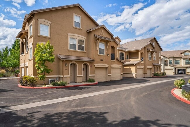 Building Photo - One bedroom condo with bonus space/loft, community pool and gym. Pets welcome!