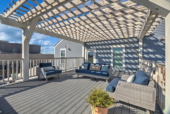 Building Photo - 405 24th St