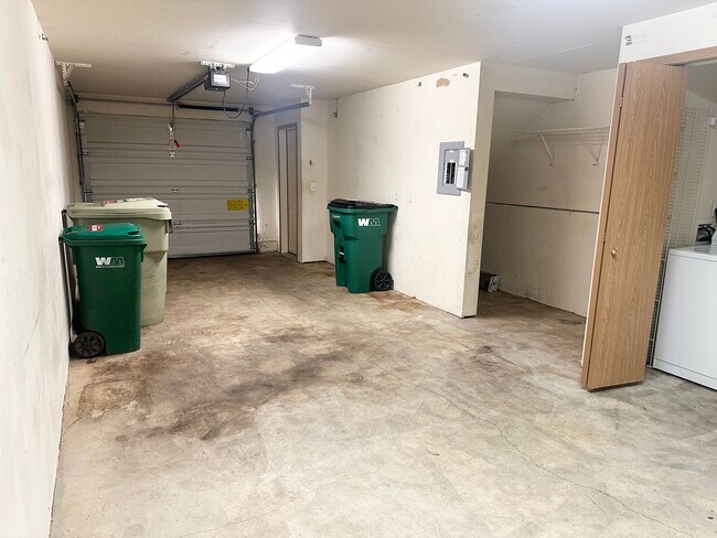 Building Photo - *HALF OFF first full month of rent!* Darli...