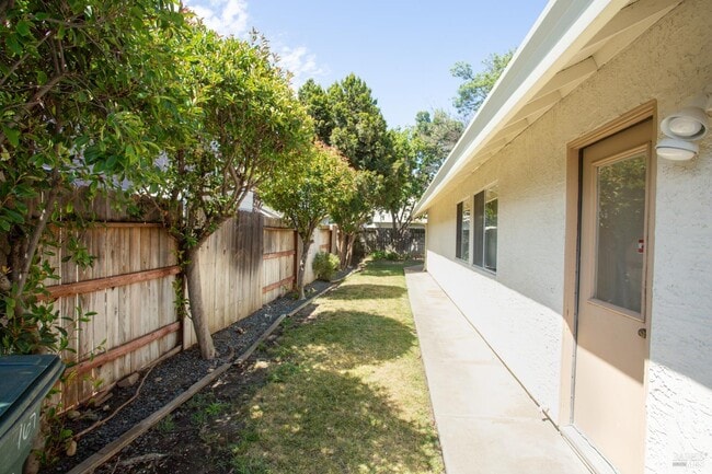 Building Photo - 767 Raven Dr