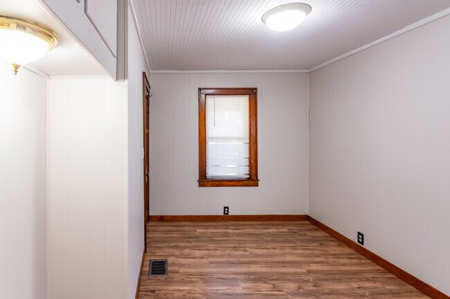 Building Photo - 375 Miller St