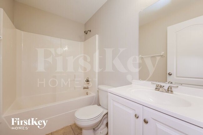 Building Photo - 2006 Southern Oak Loop