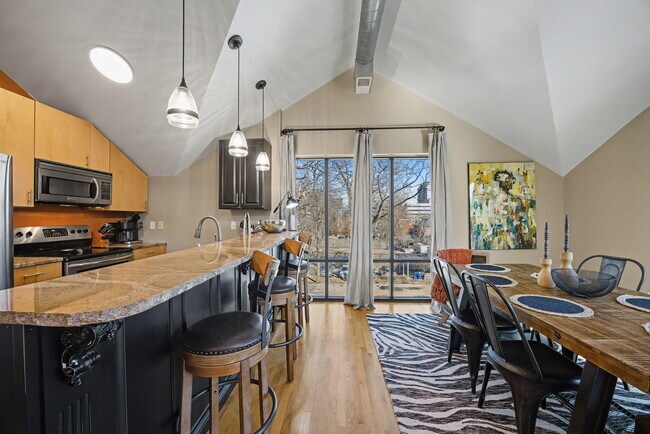 Building Photo - 261 S Limestone