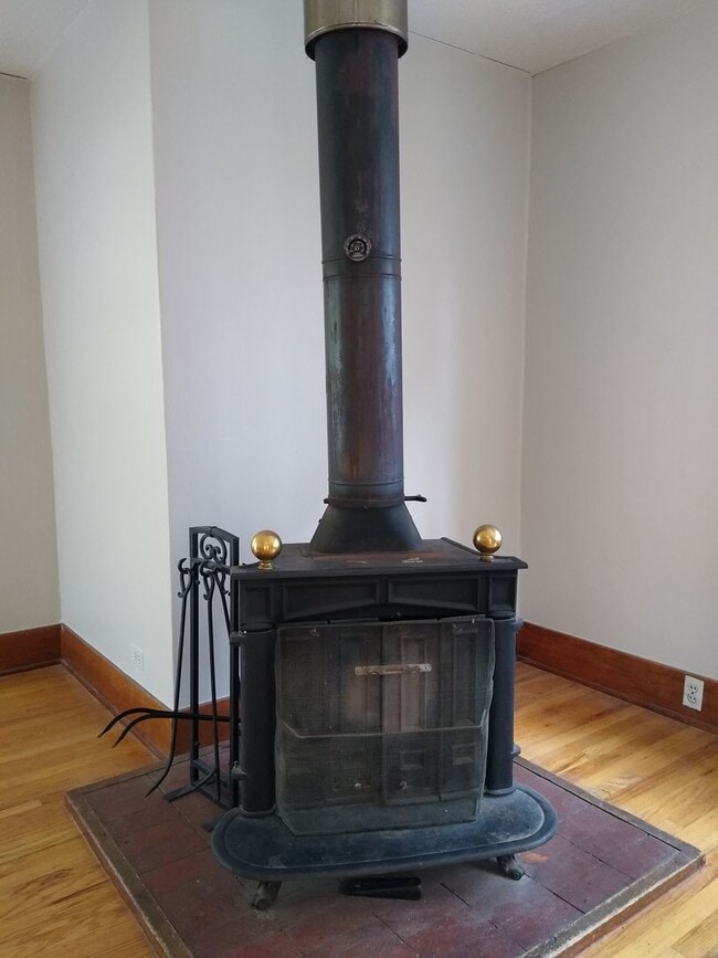 Building Photo - DU Charming 1920's Bungalow 2 Beds 1 Bath  Available Now