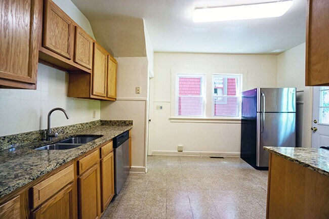 Building Photo - Available 6/1/2026 Charming Home With Priv...