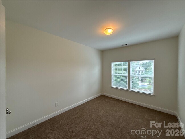 Building Photo - 1019 Dunhill Ln