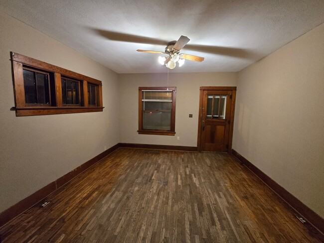 Building Photo - 2 bedroom plus large bonus room, large liv...