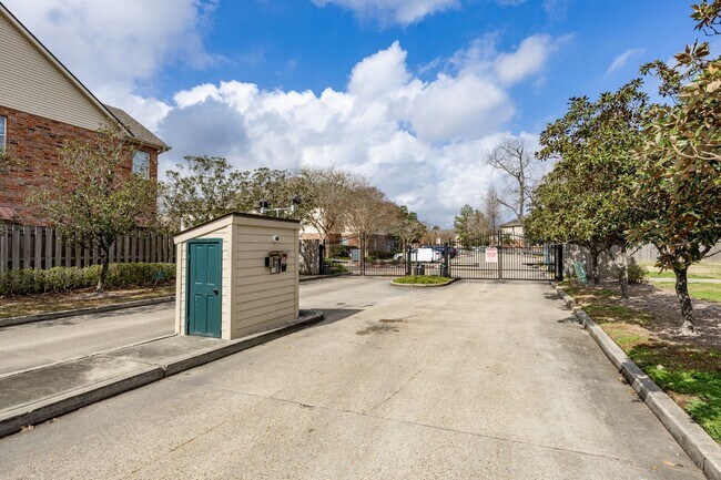 Building Photo - 900 Dean Lee Dr