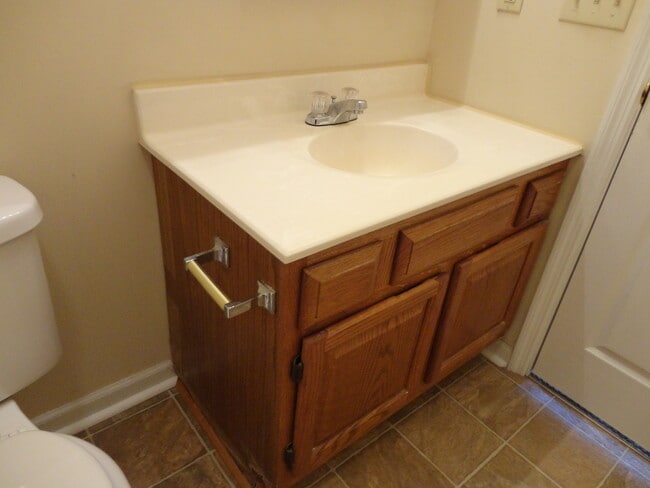 Building Photo - 2 Bedroom Duplex – Move-In Ready!