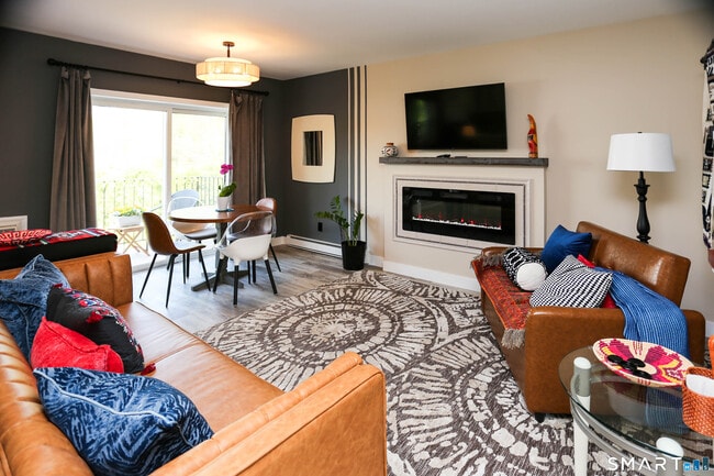 Building Photo - 36 Turn of River Rd