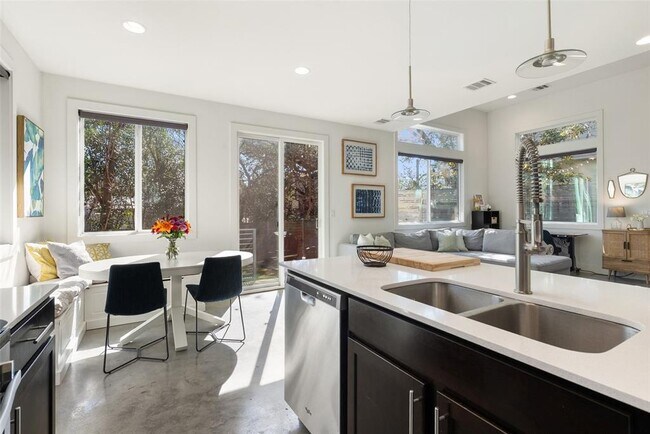 Building Photo - 402 El Paso St