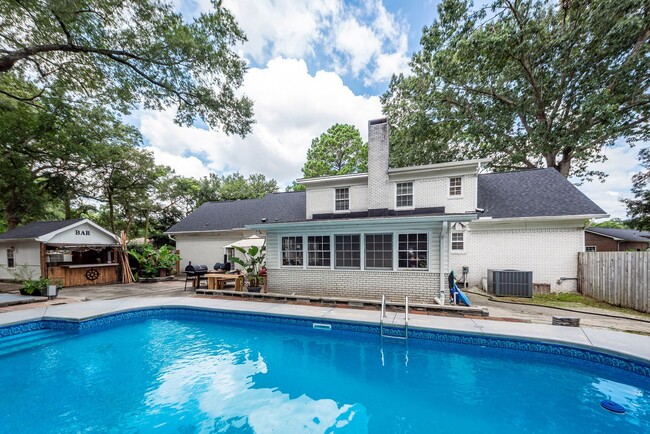 Building Photo - 6 Bedroom, 2.5 Bath House in Drayton on th...